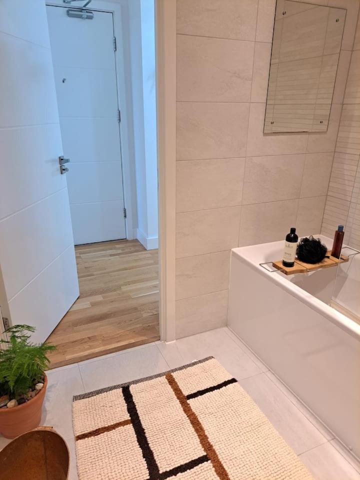 Cozy Double Room With Large En Suite Near Canary Wharf London With Amazing Views In A Shared Apartment Eksteriør billede
