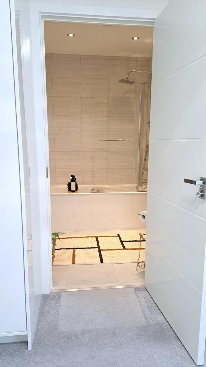 Cozy Double Room With Large En Suite Near Canary Wharf London With Amazing Views In A Shared Apartment Eksteriør billede