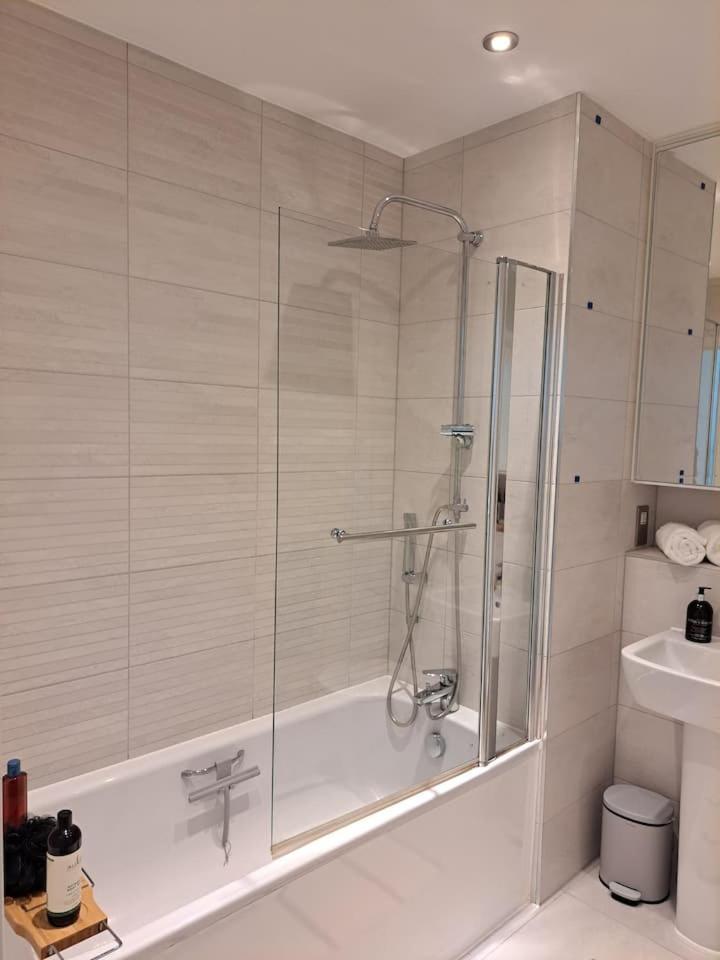 Cozy Double Room With Large En Suite Near Canary Wharf London With Amazing Views In A Shared Apartment Eksteriør billede